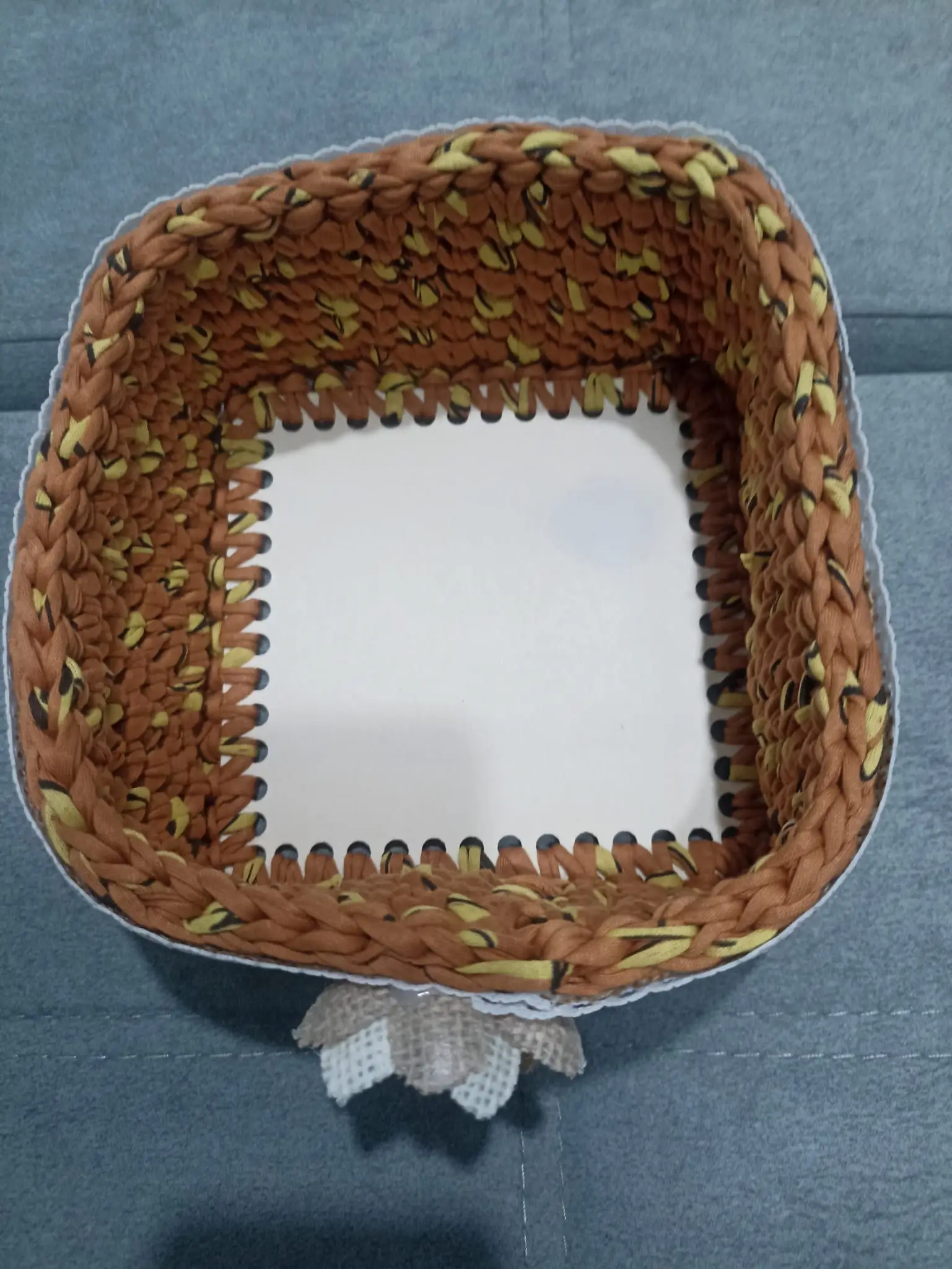 Cesto quadrado castanho com flor de juta – Para a casa