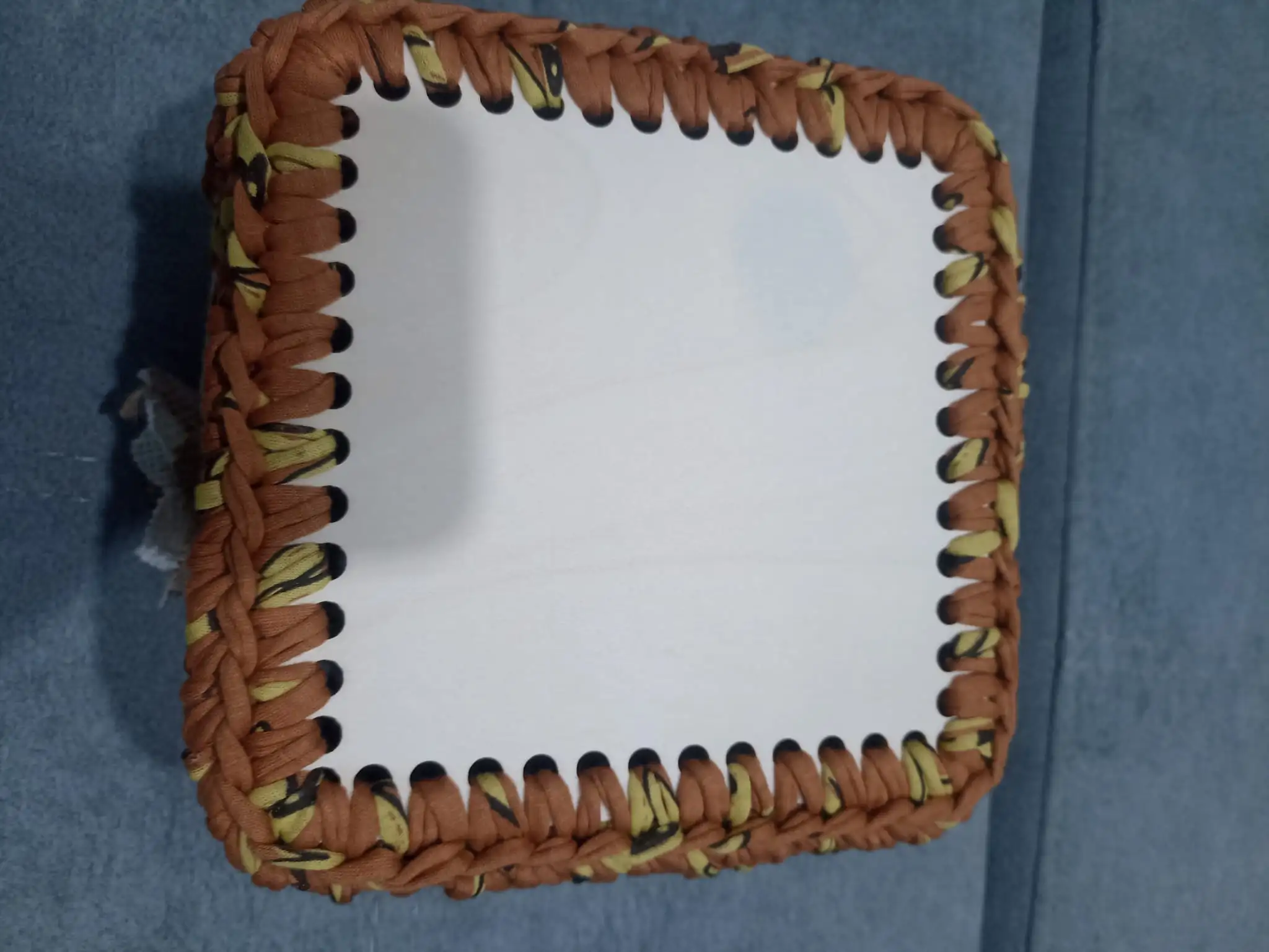Foto 4 de 4: Cesto quadrado castanho com flor de juta
