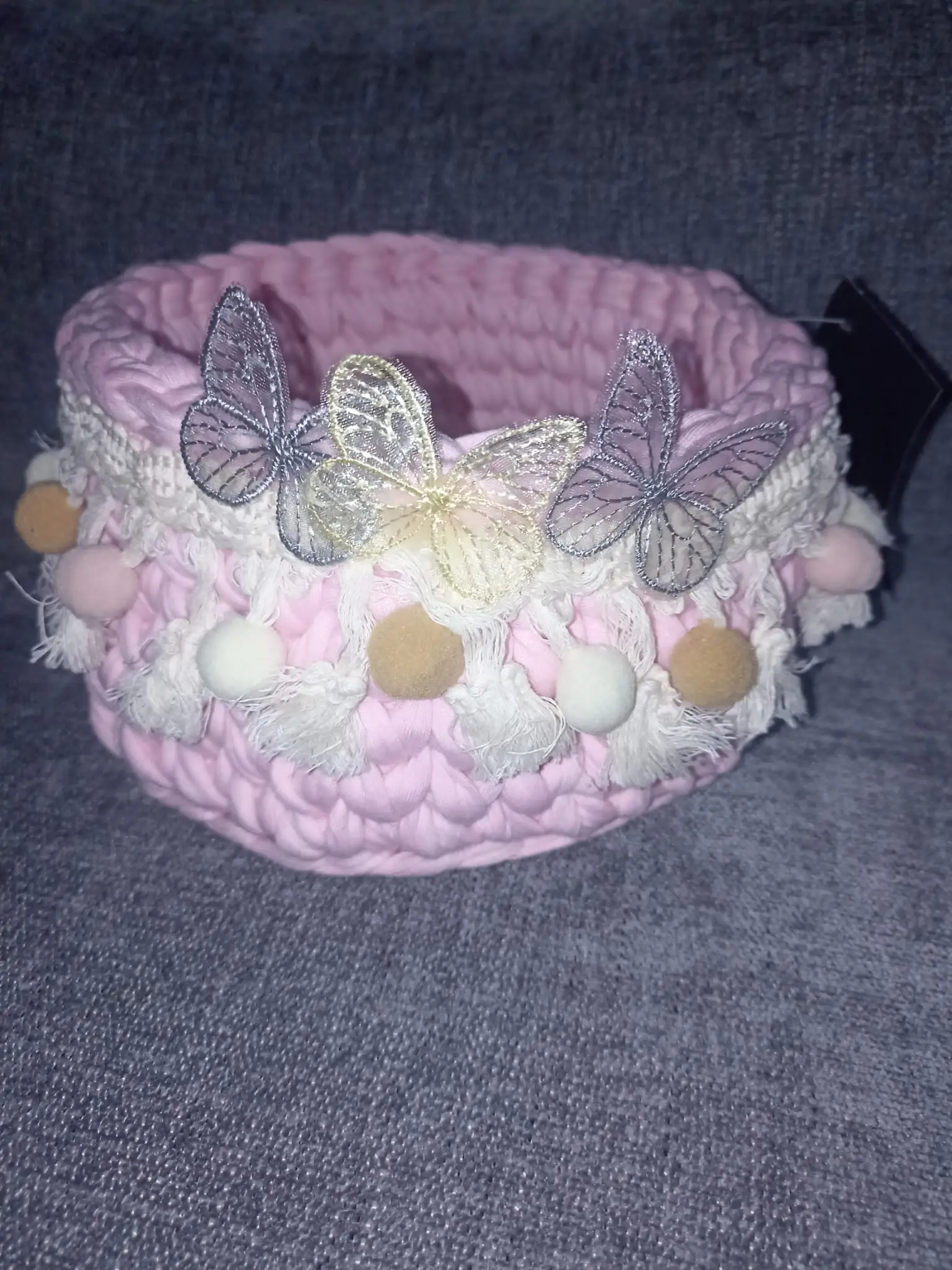 Cesto rosa com borboletas e pompons – Para a casa