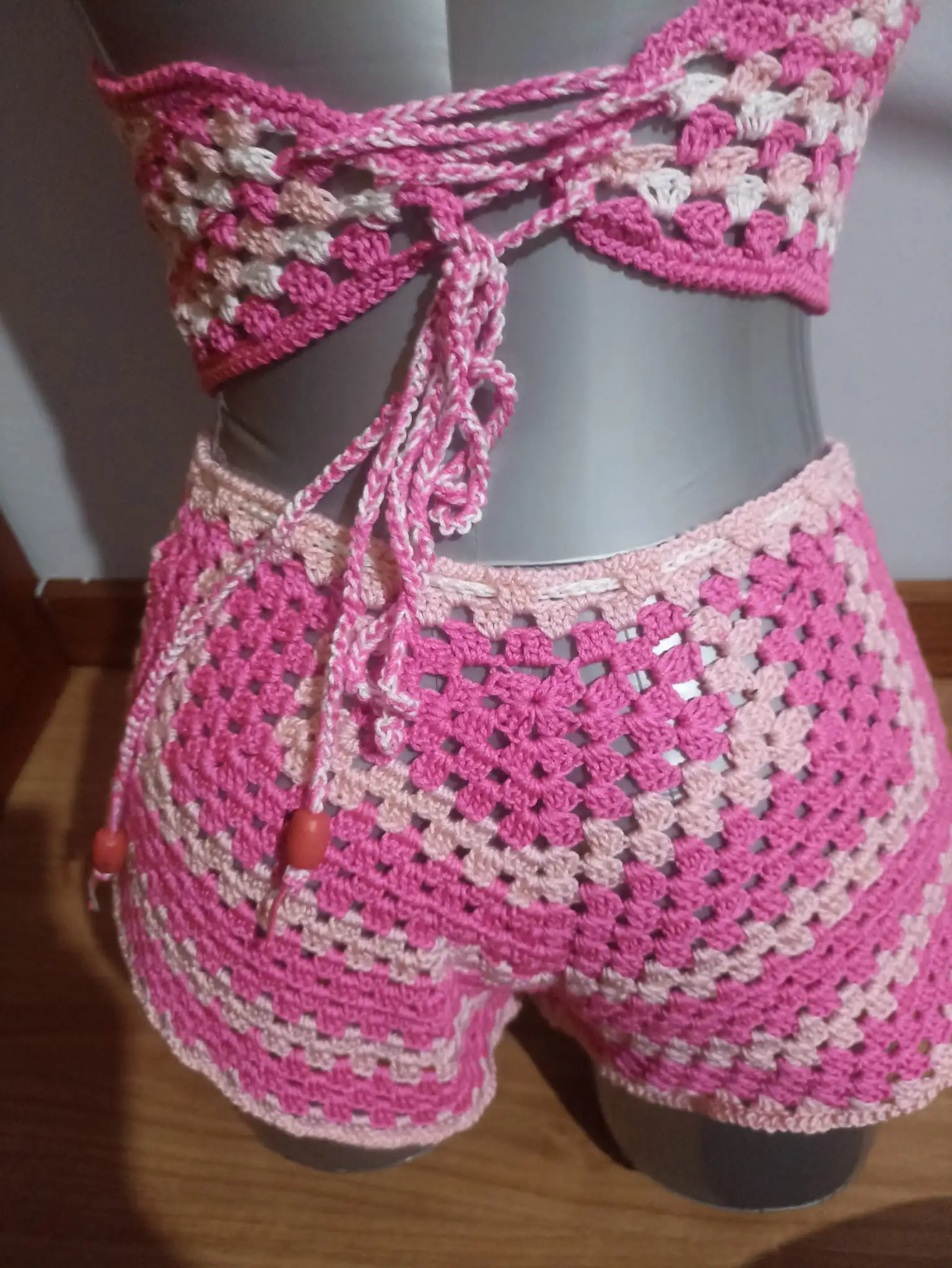 Foto 7 de 8: Conjunto top e calções rosa e branco