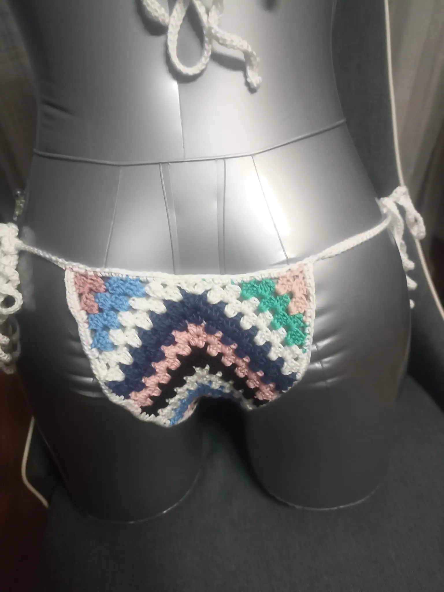Foto 4 de 6: Fato de banho multicolor com recortes
