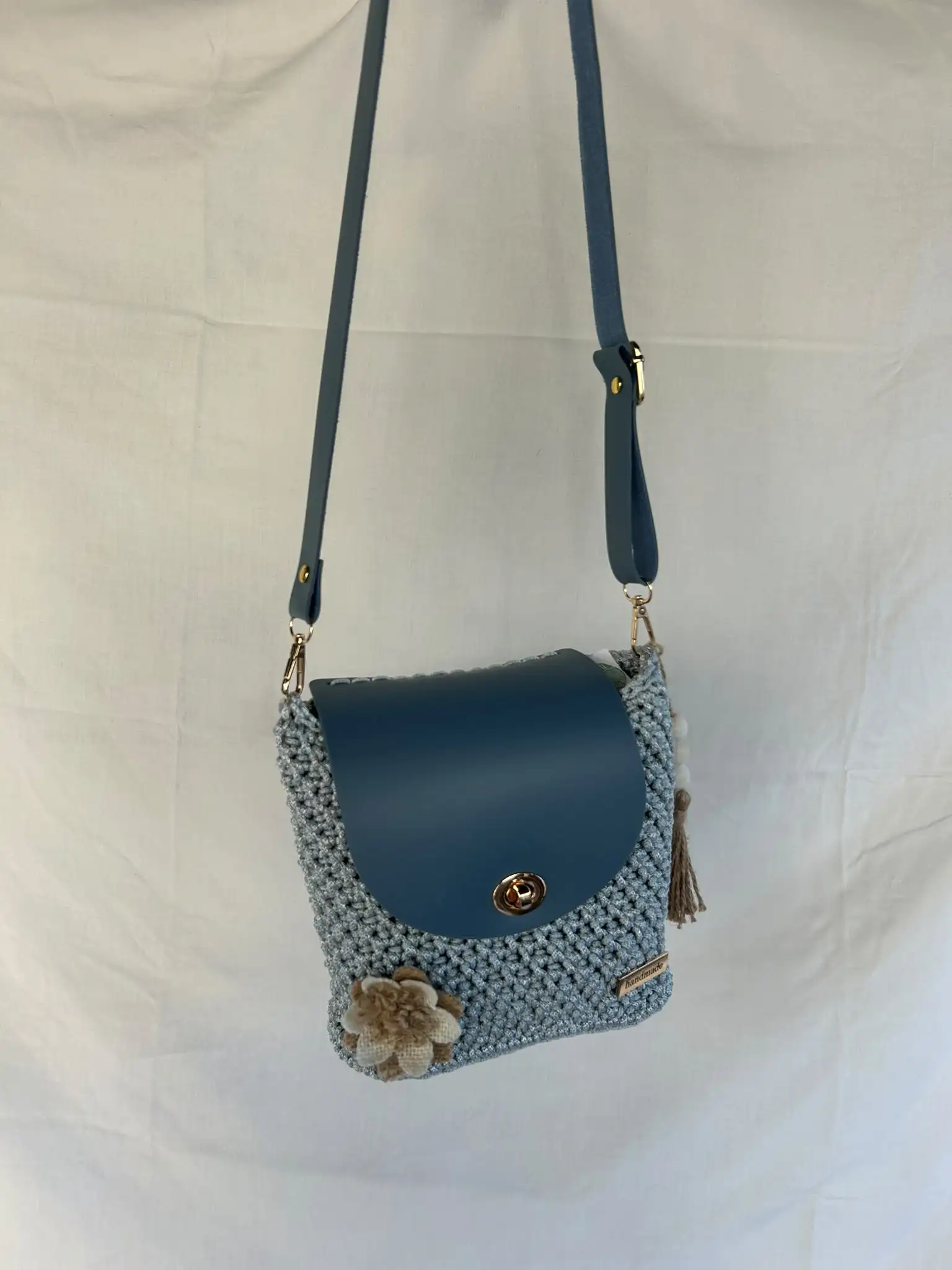Foto 2 de 5: Mala azul-clara com aba, flor e borla