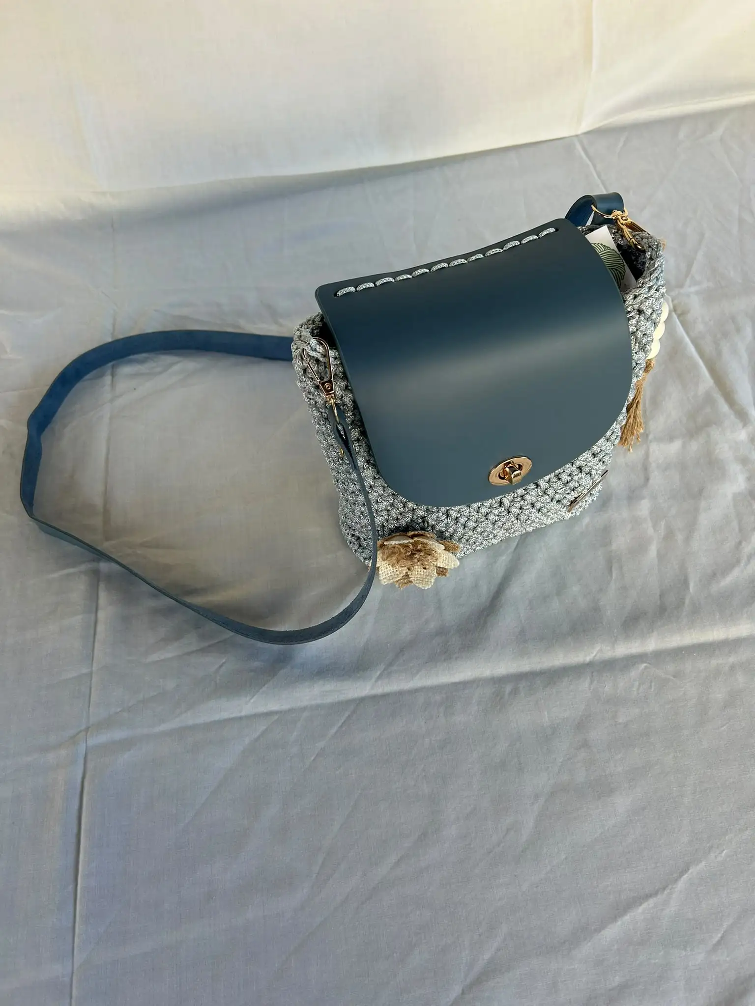 Foto 3 de 5: Mala azul-clara com aba, flor e borla