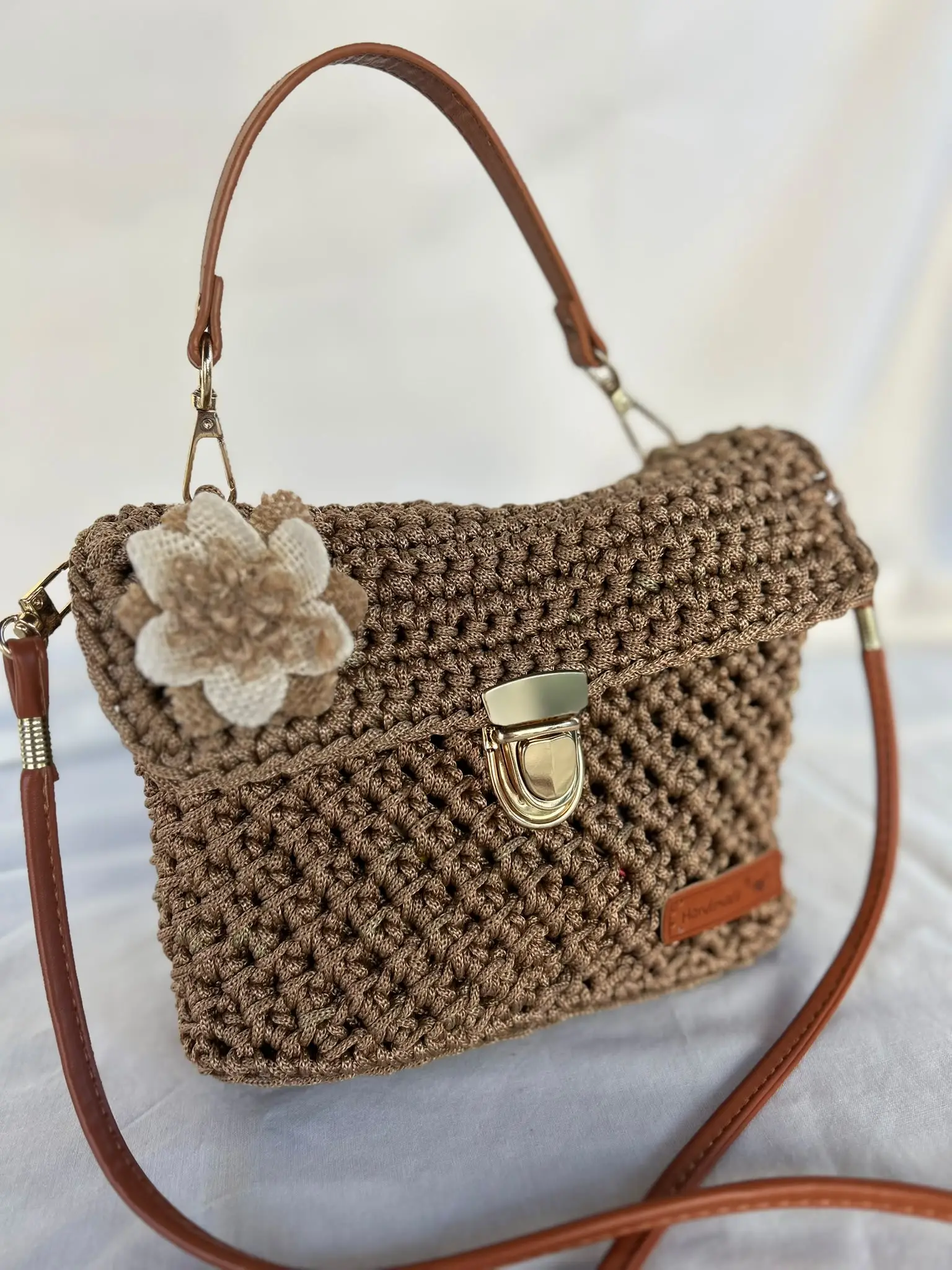 Mala de mão bege com flor e fecho dourado – Malas e carteiras