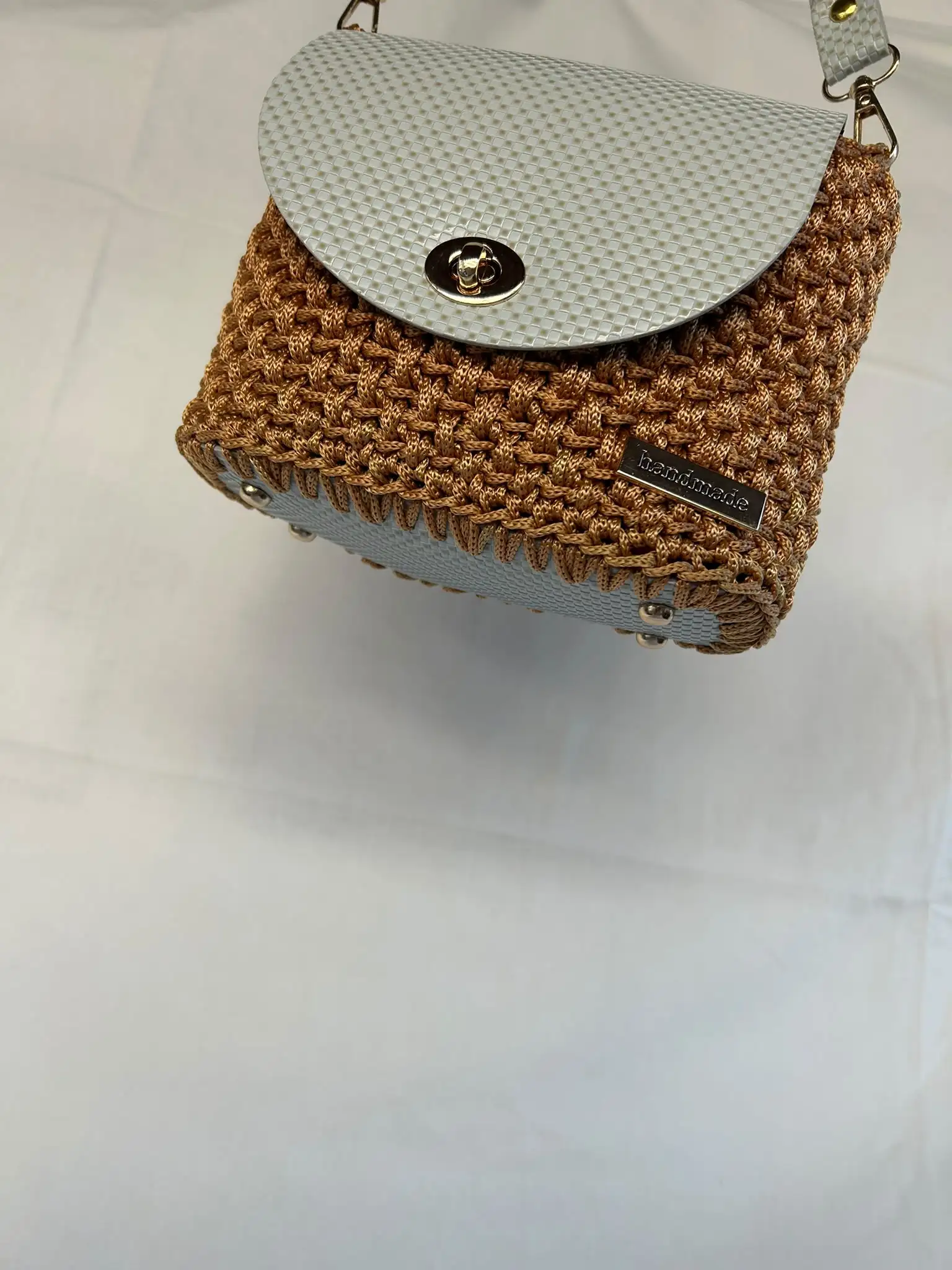 Foto 5 de 7: Mala tiracolo caramelo com aba cinzenta
