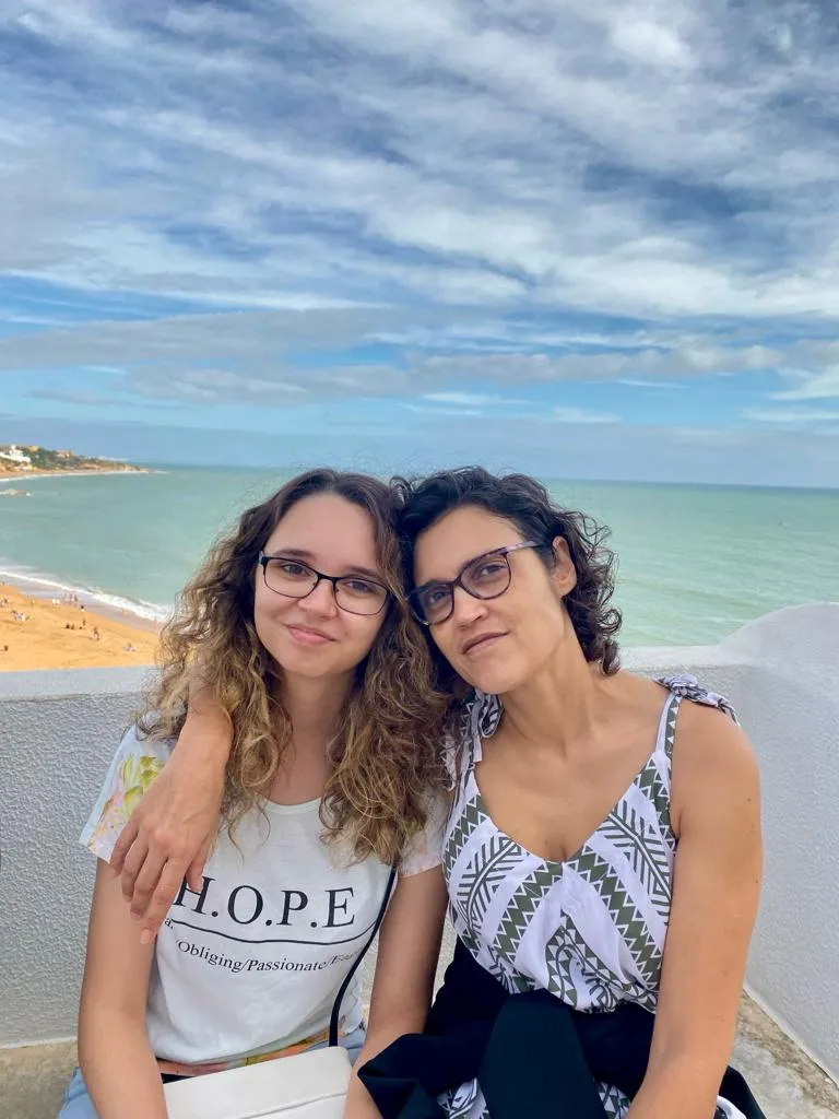 A Mafalda e a Xana, filha e mãe, abraçadas junto ao mar