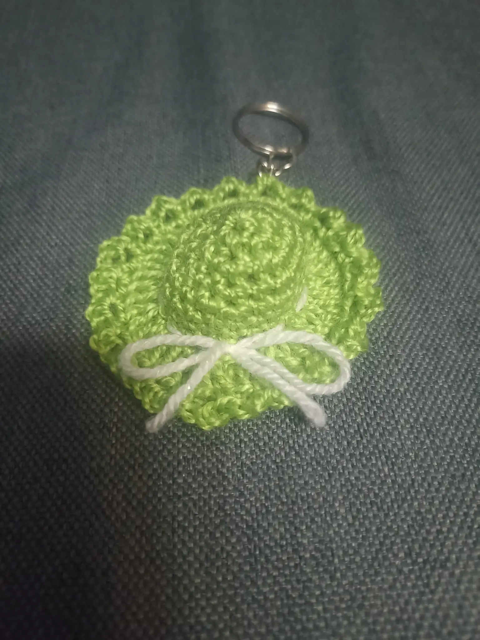 Porta-chaves chapéu verde com laço – Acessórios