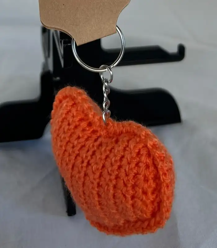 Foto 2 de 2: Porta-chaves coração laranja