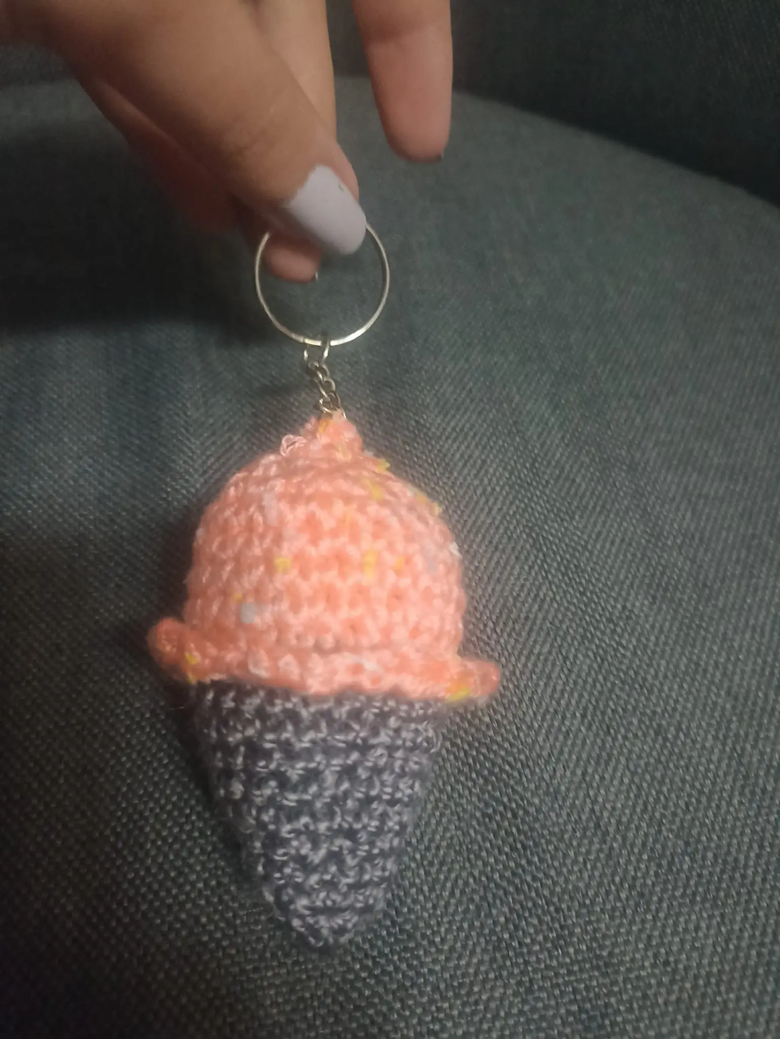 Porta-chaves gelado salmão e cinzento – Acessórios